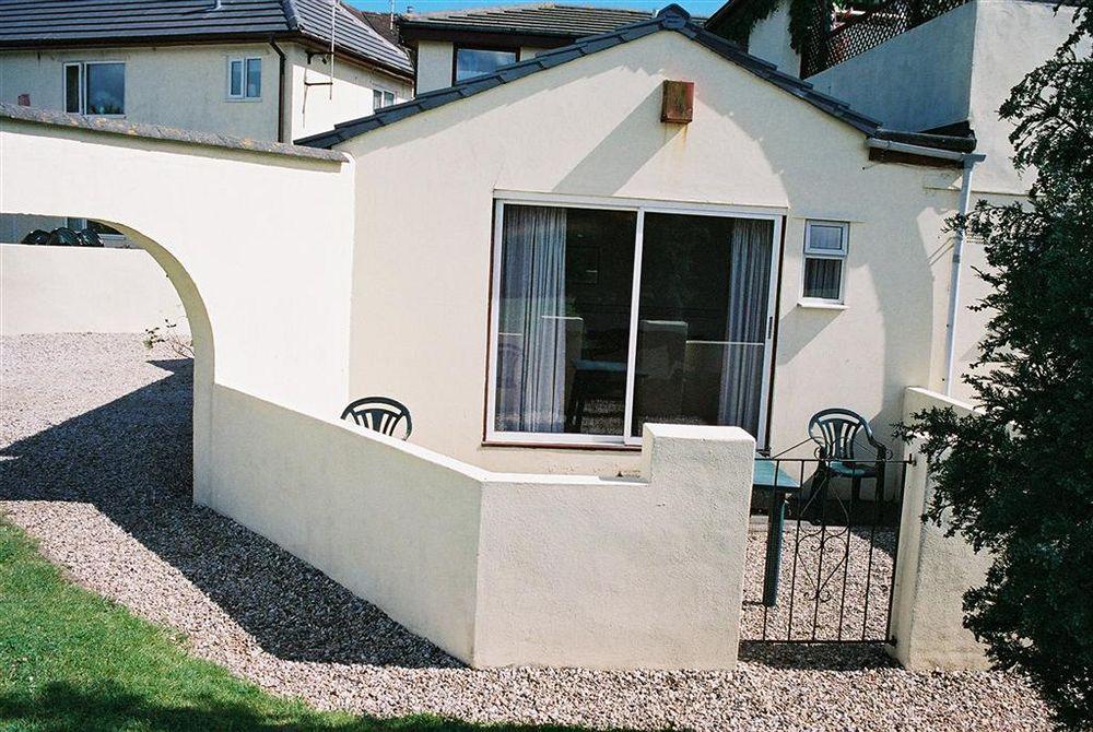 Crossways & Sea View Holiday Apartments トーキー エクステリア 写真