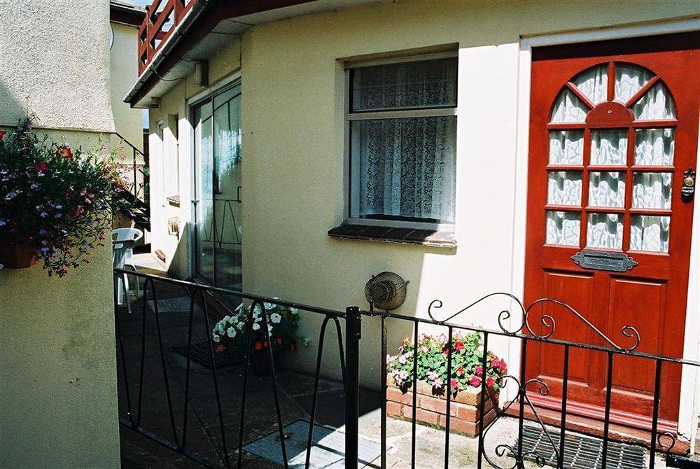 Crossways & Sea View Holiday Apartments トーキー エクステリア 写真