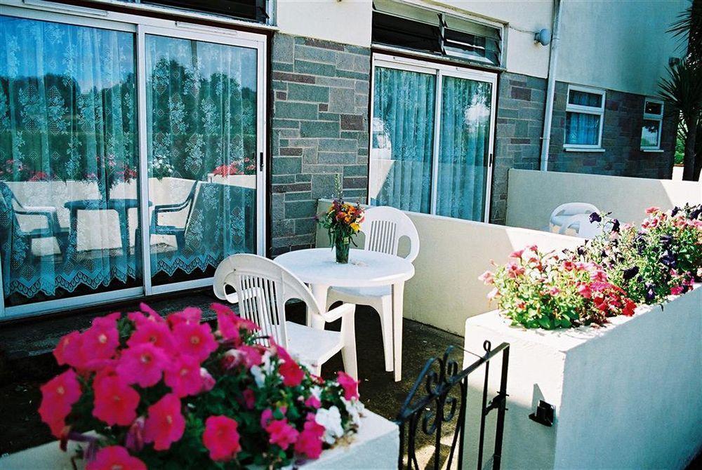 Crossways & Sea View Holiday Apartments トーキー エクステリア 写真